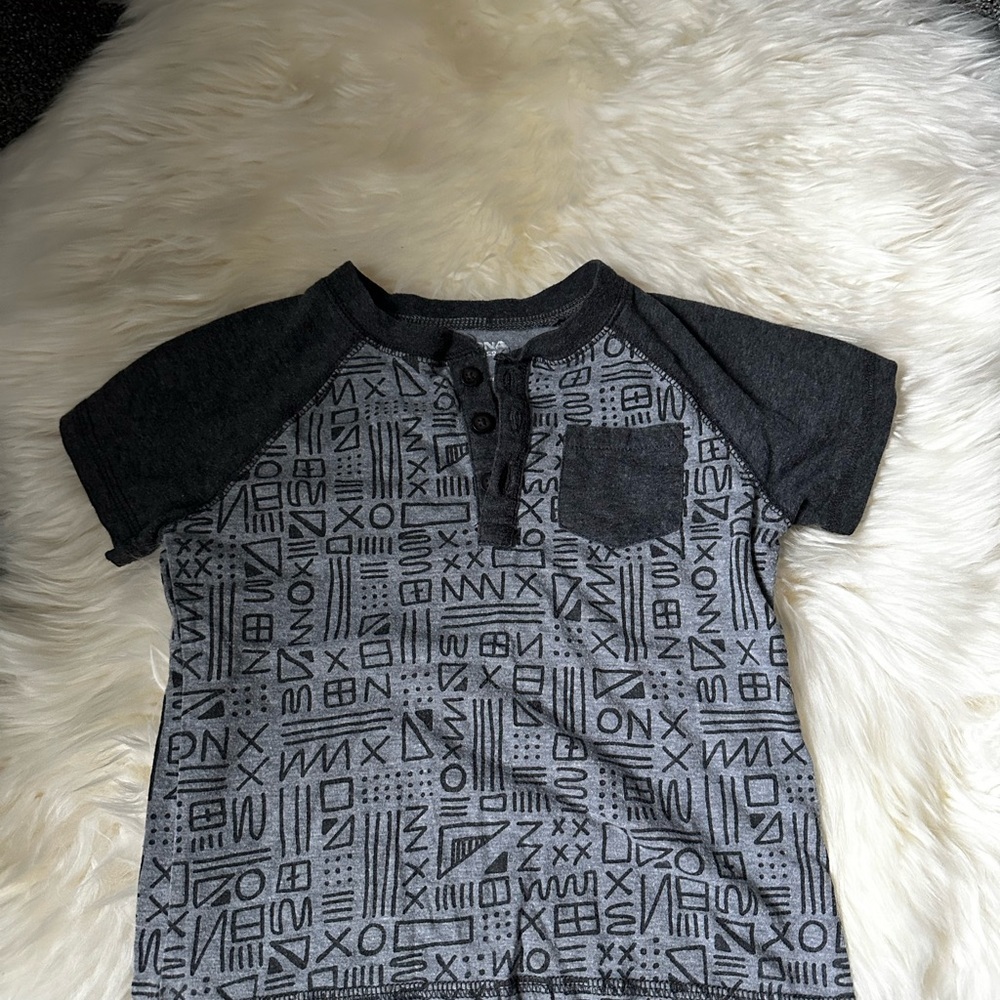 Arizona Jean Company Gray and Black Tech-Inspired Short Sleeve Tee